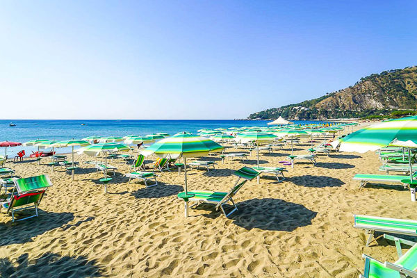 Villaggio panoramico tra gli uliveti affacciato sul Golfo di Squillace